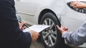 Constat des dommages sur une voiture lors d’un sinistre automobile en Suisse