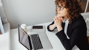 Entrepreneure suisse analysant ses assurances professionnelles au bureau