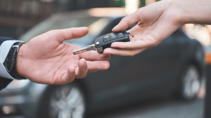 Une personne remet les clés de sa voiture à un proche, illustrant le prêt de véhicule et ses conséquences sur l’assurance