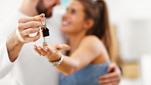 Couple recevant les clés de son nouveau logement après un déménagement en Suisse